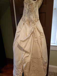 P2 '39' size 10 used wedding dress back view on hanger