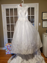 Load image into Gallery viewer, Ginza Collection Design &#39;86324&#39; wedding dress size-10 NEW
