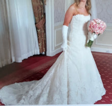 Load image into Gallery viewer, Vera Wang &#39;Lacey&#39; wedding dress size-06 PREOWNED
