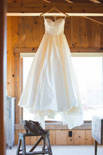 Load image into Gallery viewer, Watters &#39;Gobi &#39; wedding dress size-02 PREOWNED

