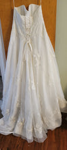 Load image into Gallery viewer, Jewel &#39;WG3837&#39; wedding dress size-16 PREOWNED
