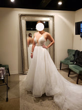 Load image into Gallery viewer, Magpie &#39;Veda&#39; wedding dress size-06 NEW
