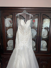 Load image into Gallery viewer, Private Collection &#39;Bijou&#39; wedding dress size-10 NEW
