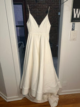 Load image into Gallery viewer, Rita Vinieris  &#39;Layla&#39; wedding dress size-08 PREOWNED
