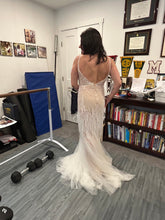 Load image into Gallery viewer, Liz martinez &#39;Luca&#39; wedding dress size-06 PREOWNED
