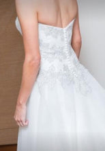 Load image into Gallery viewer, Kathryn Elizabeth &#39;Dont know&#39; wedding dress size-06 PREOWNED
