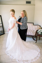 Load image into Gallery viewer, Town and Country &#39;Savannah&#39; wedding dress size-08 PREOWNED
