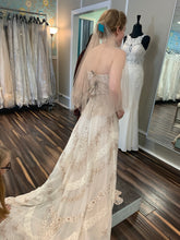Load image into Gallery viewer, Lotus Threads &#39;N/A&#39; wedding dress size-02 SAMPLE
