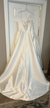 Load image into Gallery viewer, Sincerity &#39;44241PS&#39; wedding dress size-18 NEW
