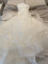 Load image into Gallery viewer, Vera Wang &#39;Ballgown &#39; wedding dress size-04 PREOWNED
