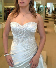 Load image into Gallery viewer, Demetrios &#39;Unknown&#39; wedding dress size-04 PREOWNED
