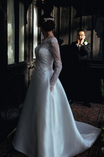 Load image into Gallery viewer, aire barcelona &#39;Brian&#39; wedding dress size-02 PREOWNED
