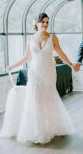 Load image into Gallery viewer, Oleg Cassini &#39;CEG795&#39; wedding dress size-06 PREOWNED
