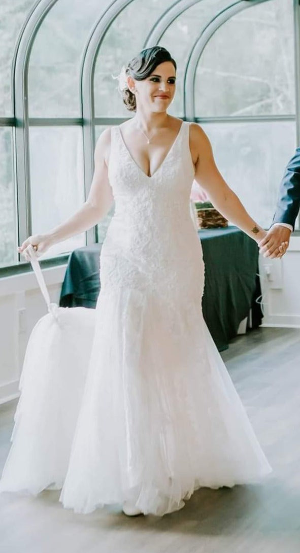 Oleg Cassini 'CEG795' wedding dress size-06 PREOWNED