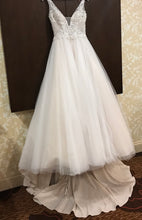 Load image into Gallery viewer, Nicole Spose &#39;NIAB18114&#39; wedding dress size-04 PREOWNED
