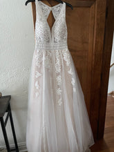 Load image into Gallery viewer, Essense of Australia &#39;D2607&#39; wedding dress size-06 NEW
