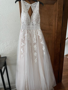 Essense of Australia 'D2607' wedding dress size-06 NEW