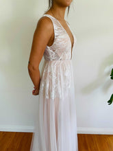 Load image into Gallery viewer, ANNA KARA  &#39;Narcissa &#39; wedding dress size-02 NEW
