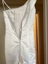 Load image into Gallery viewer, Sarah Danielle  &#39;5558&#39; wedding dress size-06 NEW

