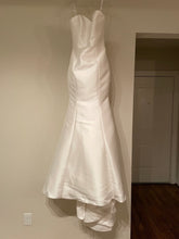 Load image into Gallery viewer, Badgley Mischka &#39;Taylor #13773&#39; wedding dress size-04 NEW
