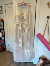 Load image into Gallery viewer, Madi Lane &#39;ELORA&#39; wedding dress size-16 PREOWNED
