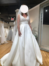 Load image into Gallery viewer, Alexandra&#39;s Boutique Private Label &#39;PA2242IV&#39; wedding dress size-06 NEW
