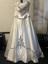 Load image into Gallery viewer, Reem Acra &#39;9932&#39; wedding dress size-08 PREOWNED
