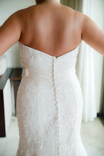 Load image into Gallery viewer, Allure &#39;8917&#39; size 16 used wedding dress back view on bride
