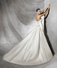 Load image into Gallery viewer, Pronovias &#39;Tasiala&#39; size 2 used wedding dress side view on model
