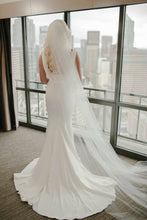 Load image into Gallery viewer, Oscar De La Renta &#39;55N32 Ivory&#39; size 6 used wedding dress back view on bride
