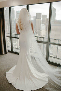 Oscar De La Renta '55N32 Ivory' size 6 used wedding dress back view on bride