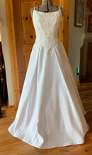 Load image into Gallery viewer, Romanza &#39;Unknown &#39; wedding dress size-06 NEW

