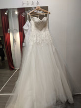 Load image into Gallery viewer, Blue Bridal Boutique &#39;1032&#39; wedding dress size-08 NEW
