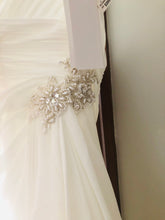 Load image into Gallery viewer, David&#39;s Bridal &#39;Halter&#39; size 16 new wedding dress view of trim
