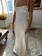 Load image into Gallery viewer, Danielle Frankel  &#39;Ava&#39; wedding dress size-00 NEW
