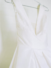Load image into Gallery viewer, Anne Barge &#39;Langham&#39; wedding dress size-02 PREOWNED
