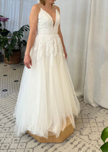Load image into Gallery viewer, private label signature collection &#39;Lace &amp; Liberty - the Kore&#39; wedding dress size-08 PREOWNED
