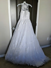 Load image into Gallery viewer, Vera Wang White &#39;Illusion Floral&#39; size 4 new wedding dress front view on hanger
