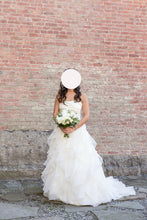 Load image into Gallery viewer, Paloma Blanca &#39;#4116&#39; wedding dress size-04 PREOWNED
