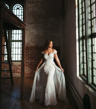 Load image into Gallery viewer, victor Harper Couture &#39;Idk&#39; wedding dress size-04 PREOWNED
