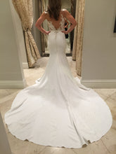 Load image into Gallery viewer, Pronovias &#39;Atelier Vicenta&#39; wedding dress size-06 PREOWNED
