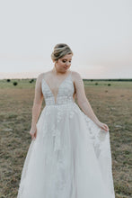 Load image into Gallery viewer, Wtoo &#39;Joelle&#39; wedding dress size-10 PREOWNED
