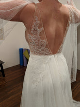 Load image into Gallery viewer, Chic Nostalgia &#39;Gwenn&#39; wedding dress size-10 PREOWNED
