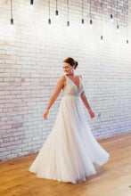 Load image into Gallery viewer, BHLDN &#39;Written in the stars &#39; wedding dress size-06 PREOWNED
