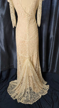 Load image into Gallery viewer, Elizabeth Fillmore &#39;Sandrine French&#39; wedding dress size-04 PREOWNED
