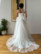 Load image into Gallery viewer, Newhite &#39;Aceno&#39; wedding dress size-04 PREOWNED
