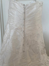 Load image into Gallery viewer, JUSTIN ALEXANDER &#39;8513&#39; wedding dress size-08 PREOWNED
