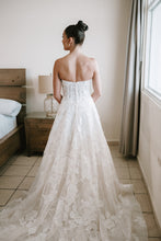 Load image into Gallery viewer, Louvienne &#39;Ariana&#39; wedding dress size-04 PREOWNED
