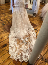Load image into Gallery viewer, Allure Bridals &#39;3307&#39; wedding dress size-10 PREOWNED
