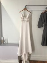 Load image into Gallery viewer, Paloma Blanca &#39;4787&#39; size 6 new wedding dress front view on hanger
